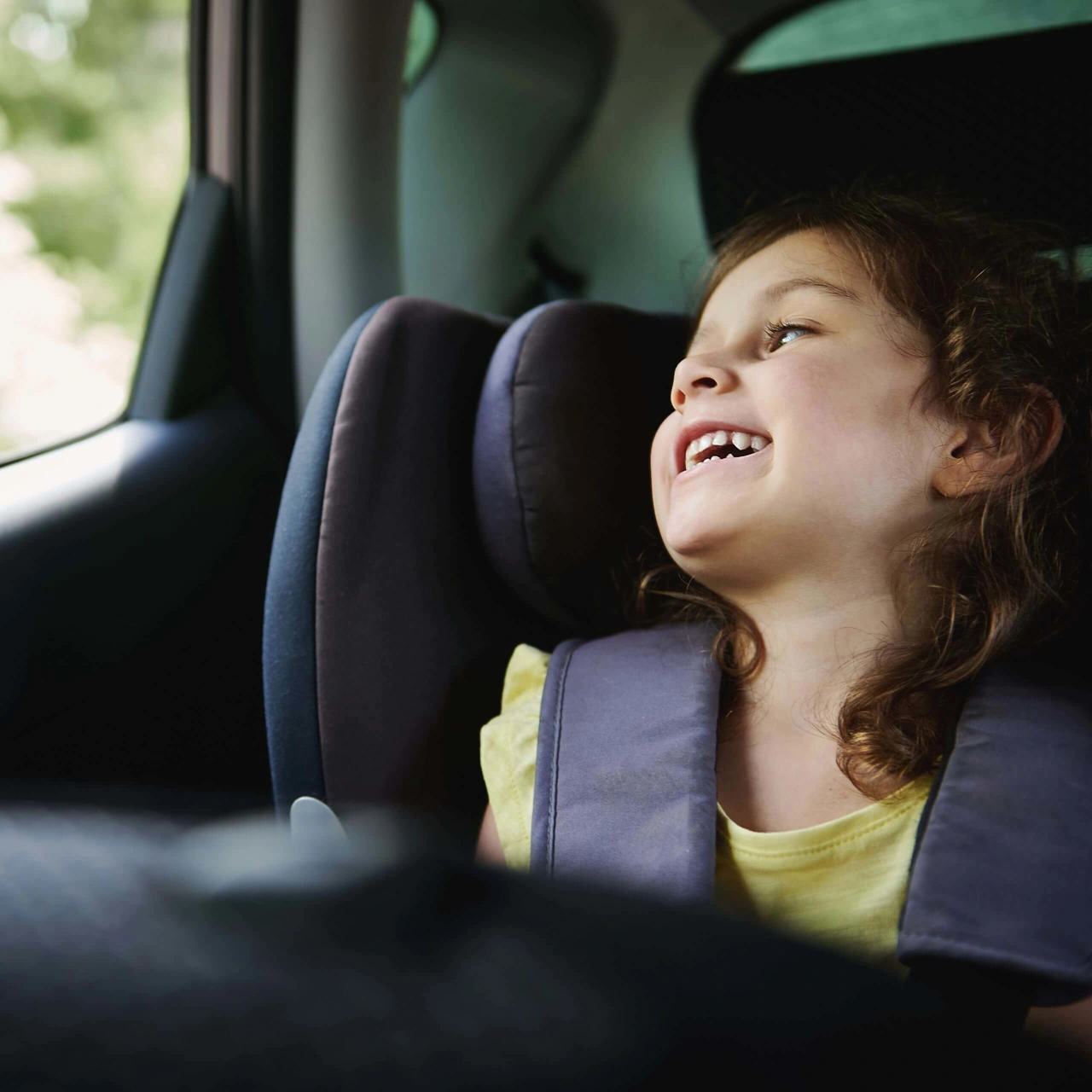 Hvornår må børn sidde foran i bilen?