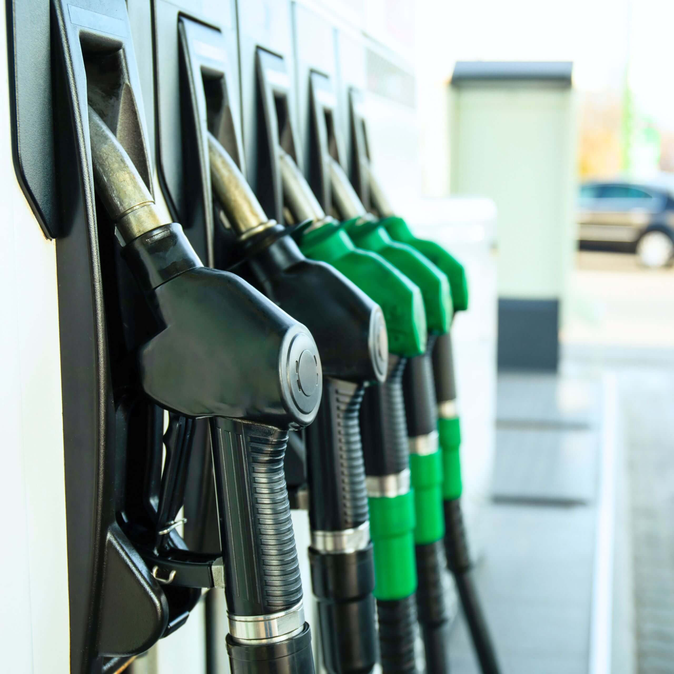 hælder benzin på dieselbil