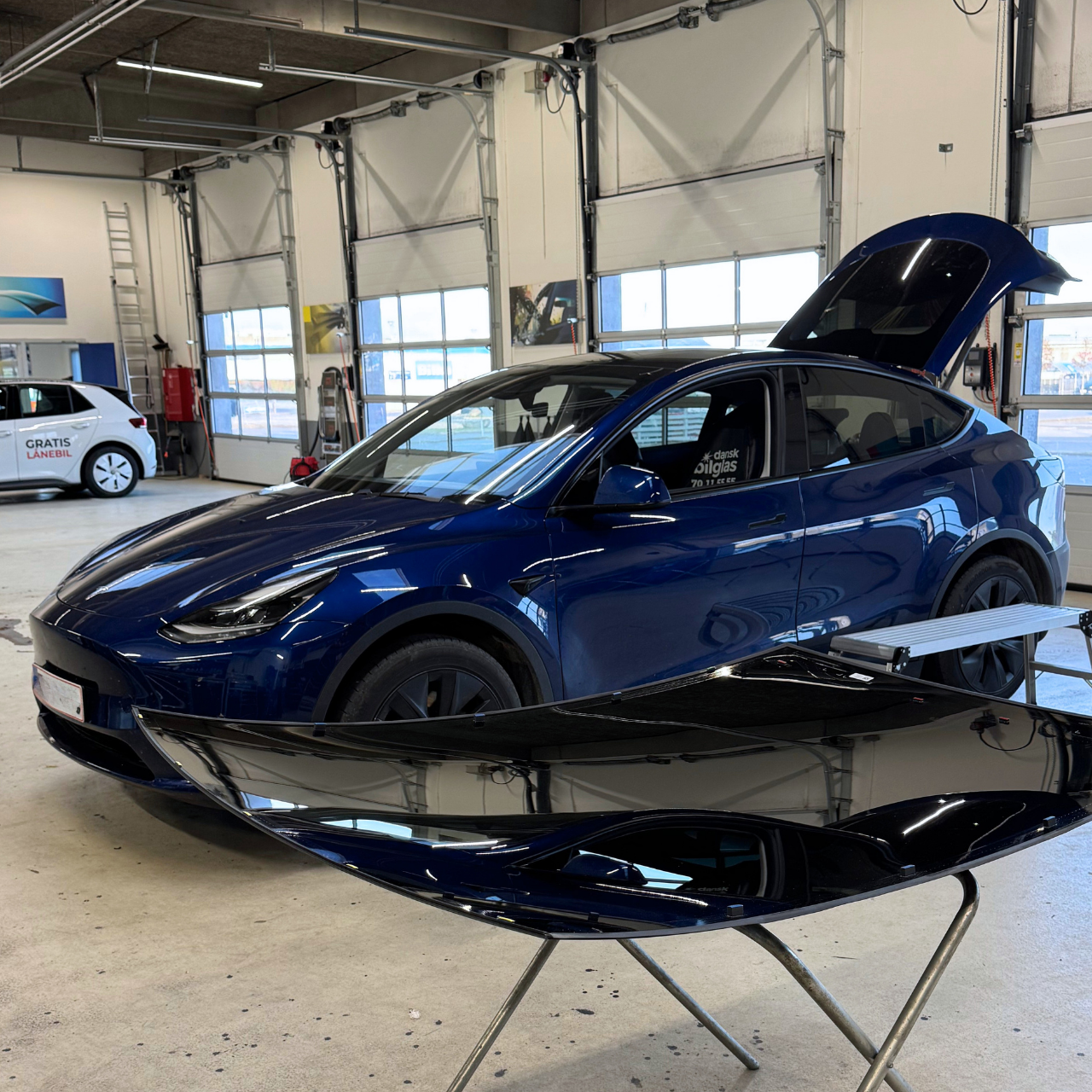 Sådan foregår udskiftningen af et glastag på en Tesla